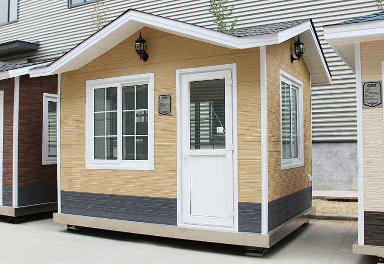 輕鋼崗?fù)? /><br /></p>    有人會認(rèn)為，<strong>輕鋼房屋</strong>的使用壽命不如傳統(tǒng)的混凝土建筑，但是，根據(jù)國外經(jīng)驗(yàn)以及實(shí)驗(yàn)數(shù)據(jù)來看，這種體系在歐美發(fā)達(dá)國家已經(jīng)成熟運(yùn)用，輕鋼住宅結(jié)構(gòu)的使用壽命是90年，使我們可以放心使用的家居住房。盛大鋼結(jié)構(gòu)利用現(xiàn)代新型的建筑材料，包括玻璃棉、歐松板、石膏板、金屬雕花板、瀝青瓦、SBS防水卷材、呼吸紙等材料，解決了該建筑體系的防水、防火、保溫、隔熱、吸引降噪等技術(shù)問題，我們對<strong>輕鋼房屋</strong>的未來前景是十分看好的。<br /><p>    山西盛大鋼結(jié)構(gòu)近期的新產(chǎn)品除了輕鋼住宅以外，還有集裝箱房屋、輕鋼崗?fù)は盗小⒐残l(wèi)生間系列產(chǎn)品，如果您對我們的新產(chǎn)品感興趣的話，可以致電我們的銷售客服熱線，我們期待您的來電。</p><p>    本文鏈接：<strong>http://www.sysjust.cn/news/0004511655.html </strong>未經(jīng)允許不得轉(zhuǎn)載。</p><p style=